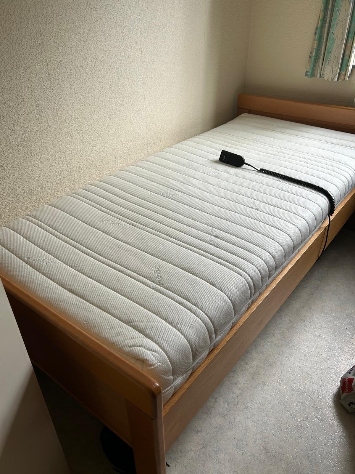 Elektrisch verstelbaar bed 90x200 – zo goed als nieuw!, Huis en Inrichting, Slaapkamer | Bedden, Ophalen, Verstelbaar, 90 cm, Eenpersoons
