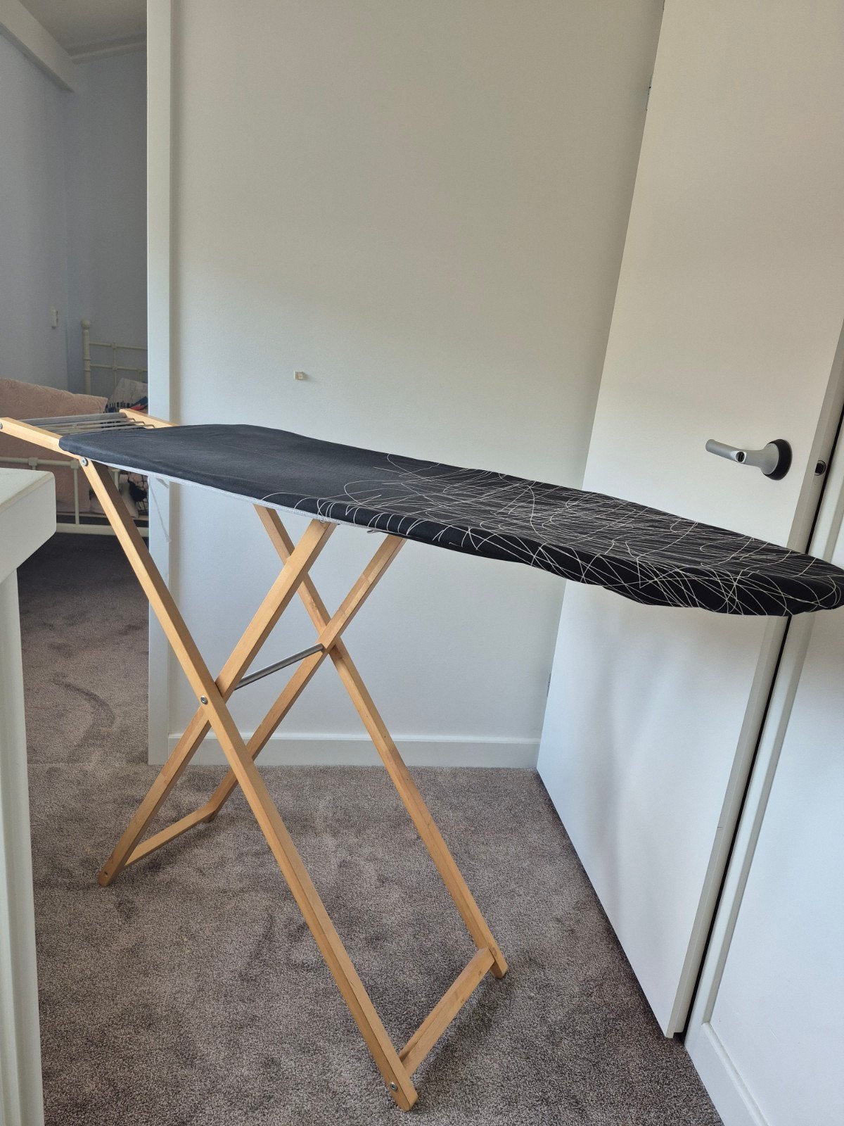 Strijkplank met houten frame en zwart-wit hoes, Ophalen, Gebruikt