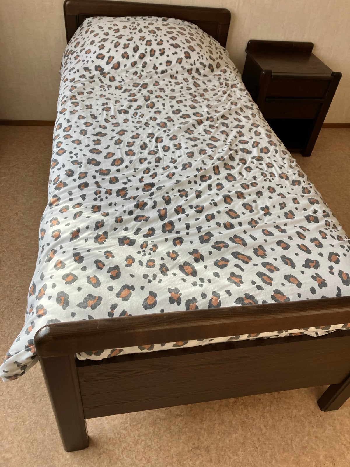 Seniorenbed 90/200 met nachtkastje en spiegel, Ophalen, Eenpersoons, Bruin, 200 cm