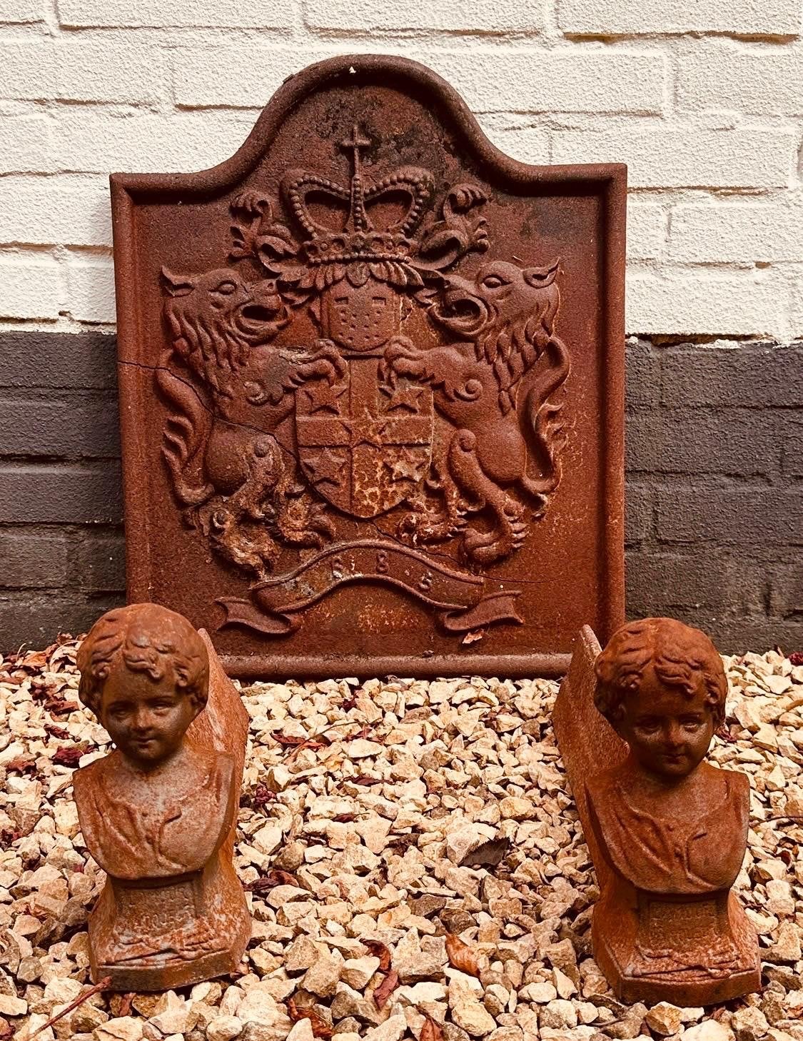 Antieke gietijzeren haardplaat met wapenschild en vuurbokken, Ophalen, Gebruikt, Inzethaard, Overige soorten