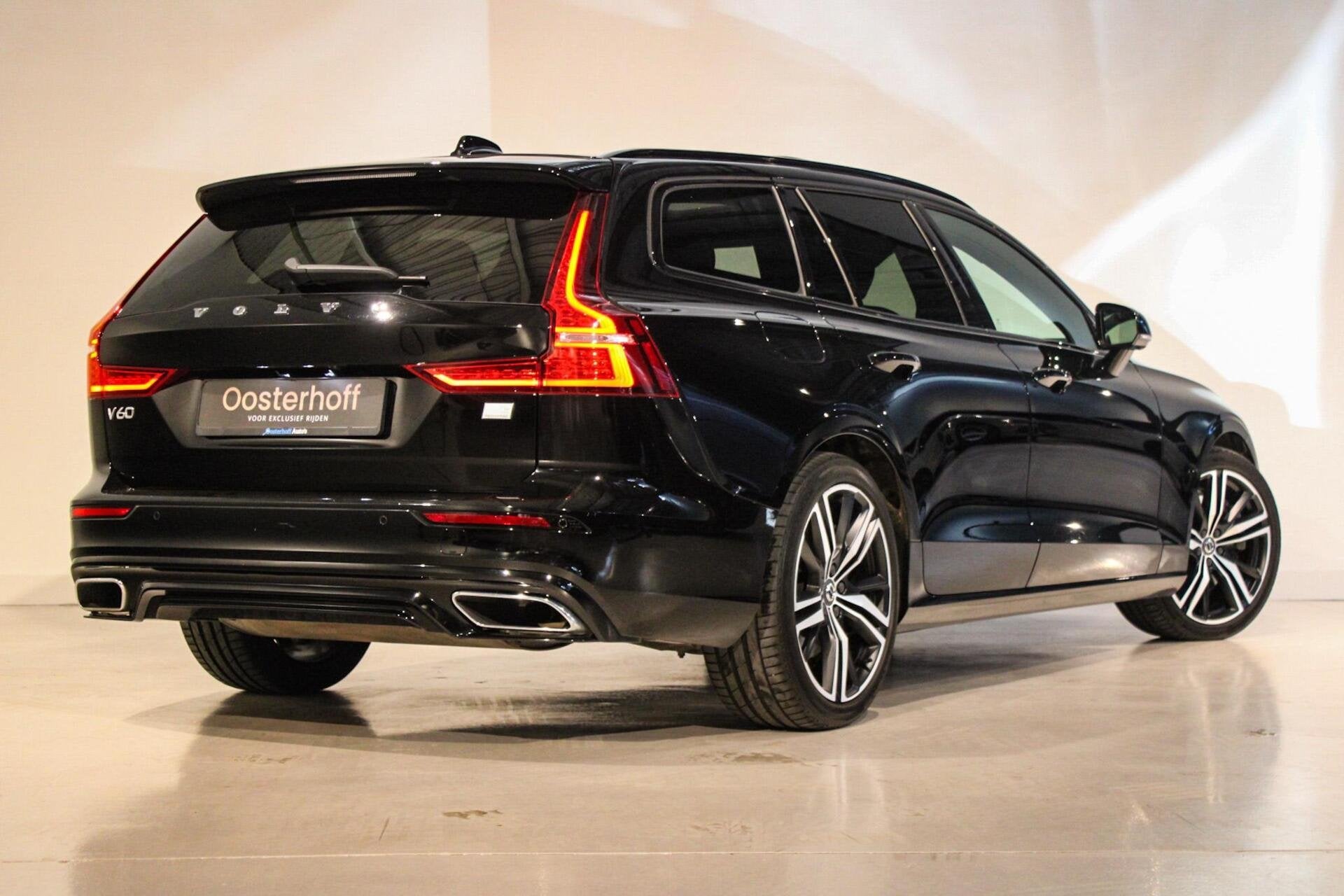 Volvo V60 2.0 T6 Recharge AWD R-Design B&W | PANO | 360, Auto's, Automaat, Gebruikt, 4 cilinders, 340 pk