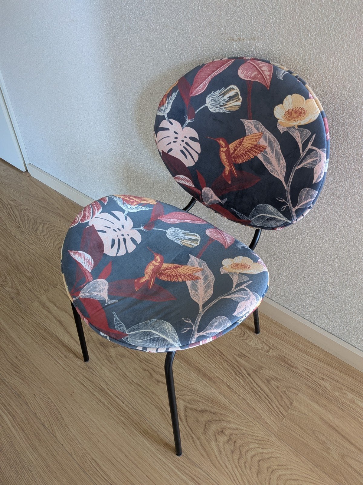 Decoratieve stoel met tropische print, Huis en Inrichting, Stoelen, Overige kleuren, Zo goed als nieuw, Stof, Eén