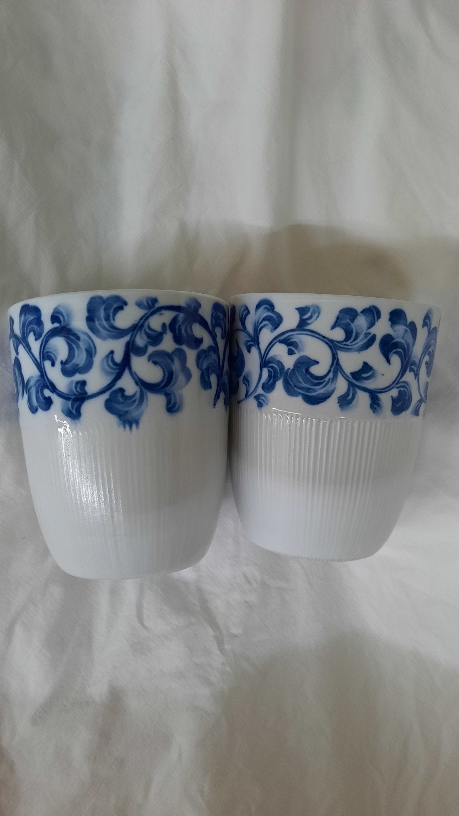 2 mokken met prachtige blauwe bloemenrand, Huis en Inrichting, Ophalen of Verzenden, Zo goed als nieuw, Overige stijlen, Kop(pen) en/of Schotel(s)