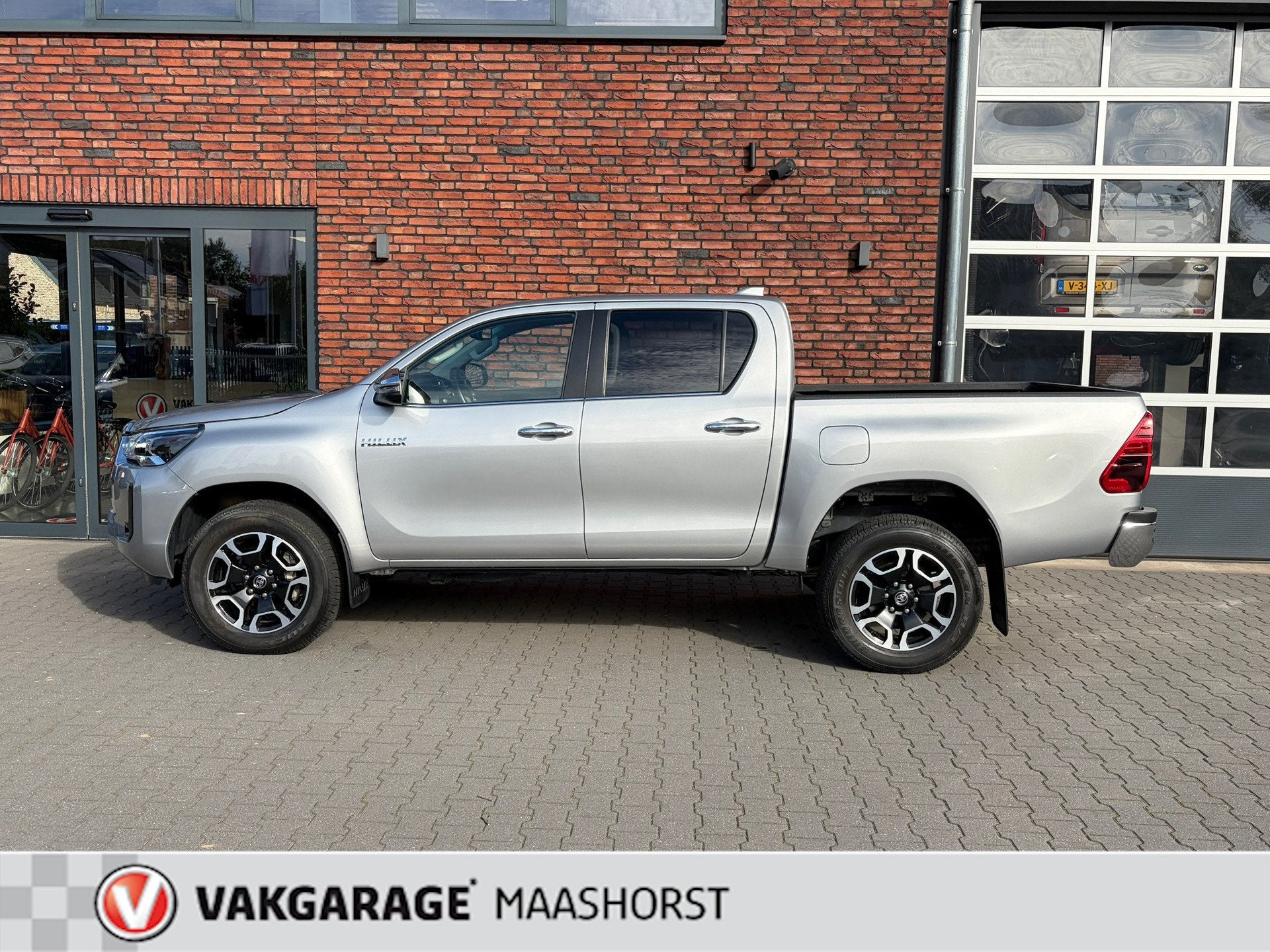 Toyota HiLux 2.8 D-4D Double Cab 4x4 Professional premium 35, Automaat, Dealer onderhouden, Stof, Gebruikt