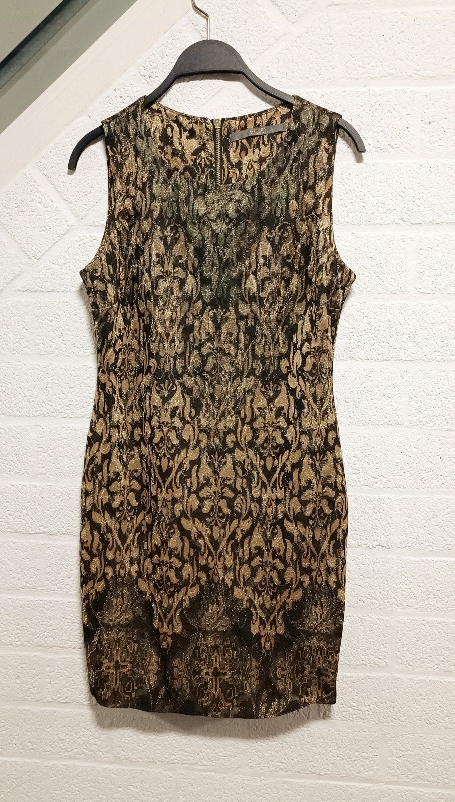 Guess goudkleurige jurk met frans dessin, maat M, Kleding | Dames, Jurken, Maat 38/40 (M), Guess, Ophalen of Verzenden, Zo goed als nieuw