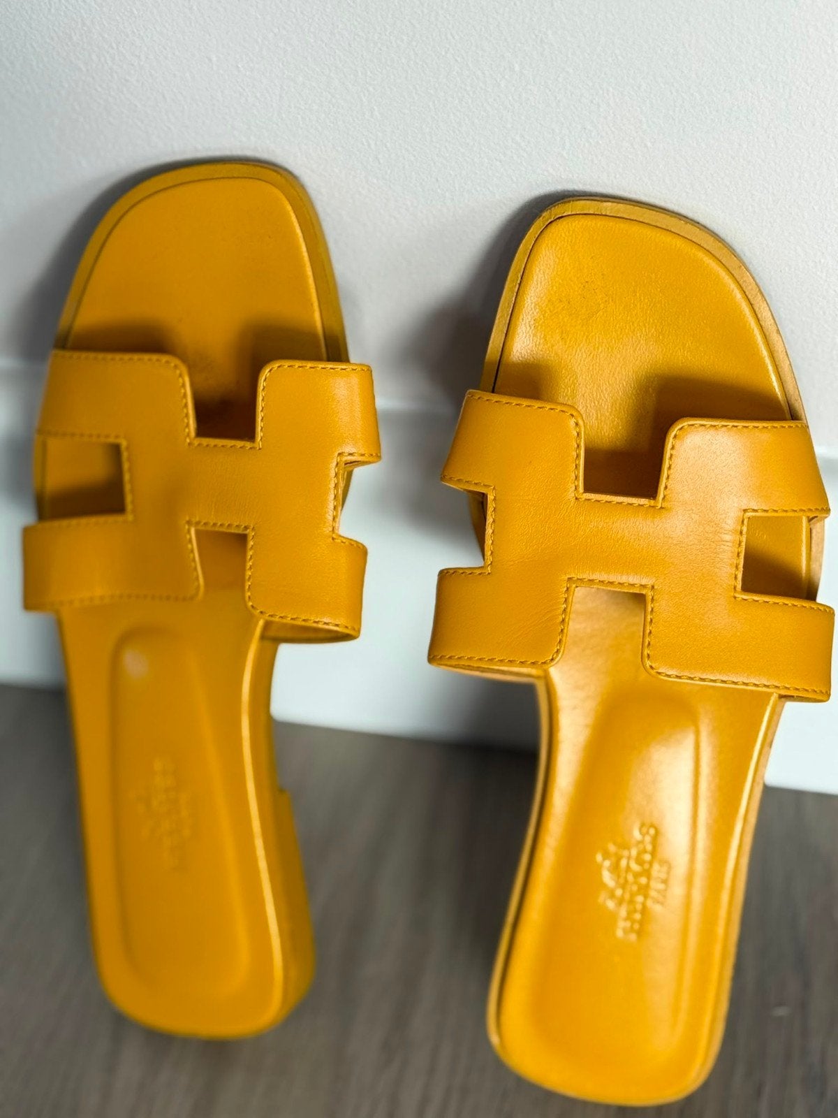 hermes slippers, Ophalen of Verzenden, Zo goed als nieuw, Geel