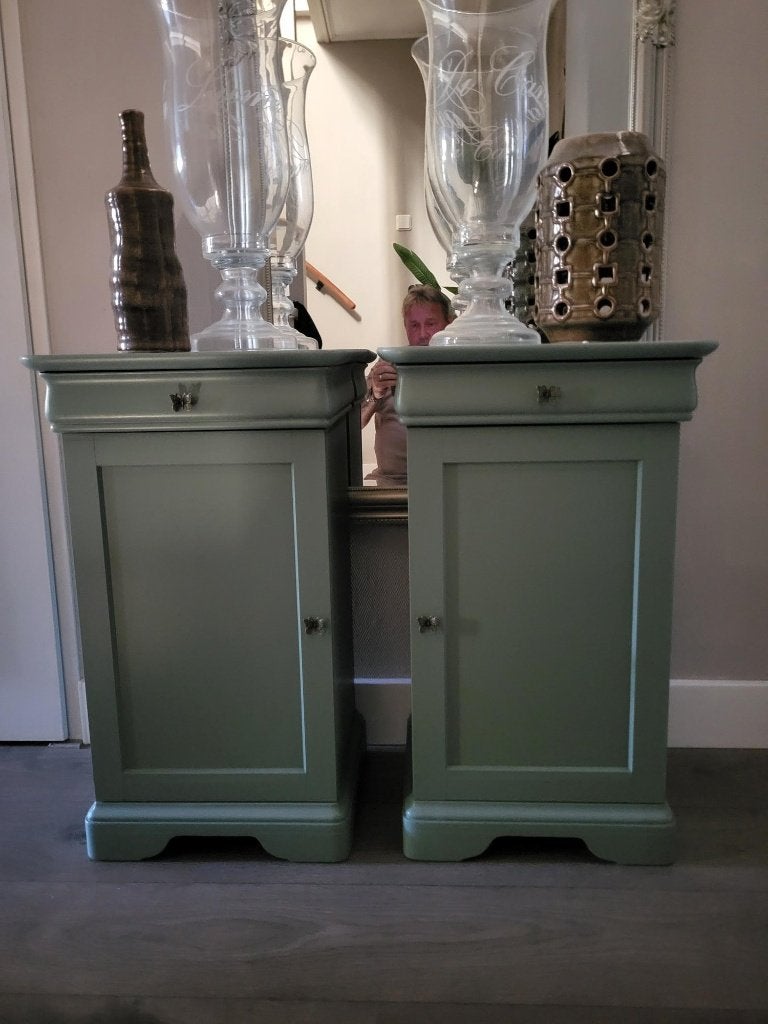 2 schitterende hoge Antique Green Butterfly nachtkastjes
