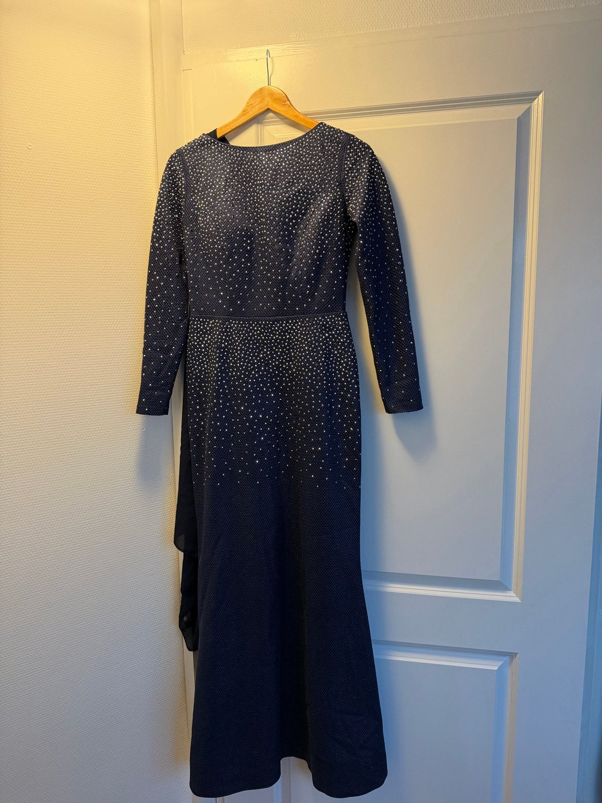 Elegante donkerblauwe avondjurk met steentjes, Kleding | Dames, Blauw, Zo goed als nieuw, Onder de knie, Ophalen