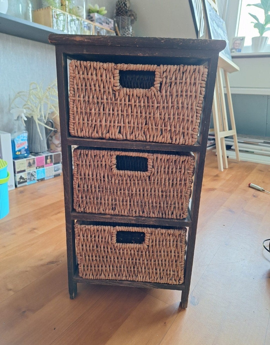 Houten kastje met rieten manden - 65x32x27 cm, Ophalen, Minder dan 50 cm, Gebruikt, Overige materialen