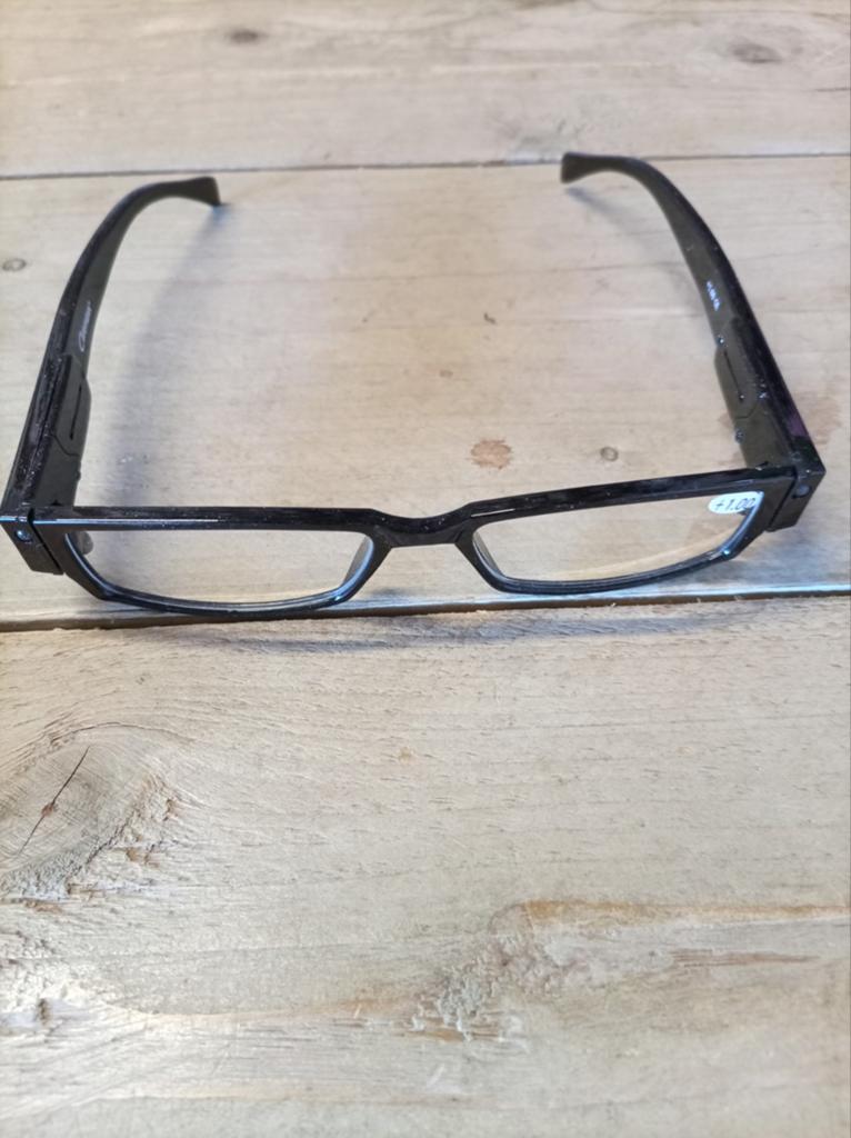 Nieuwe leesbril +1.00 met verlichting in stevige koker, Ophalen