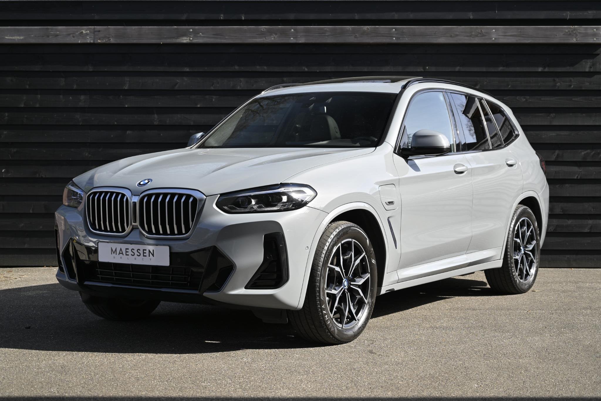 BMW X3 xDrive30e Business Edition Plus |Pano|Trekhaak|M-Spor, 1998 cc, Gebruikt, 4 cilinders, 2000 kg