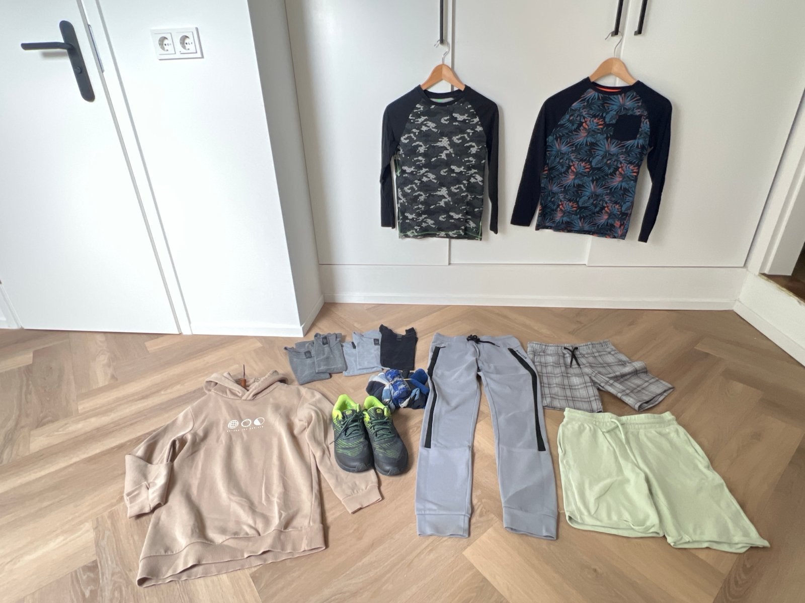 Jongenskleding pakket: hoodies, shirts, broeken en schoenen, Ophalen of Verzenden, Gebruikt, Maat 146