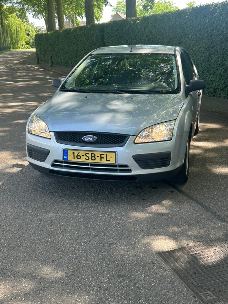 Ford Focus 1.4 benzine 59KW 5D 2005 Grijs, 15 km/l, 1147 kg, 4 cilinders, 620 kg