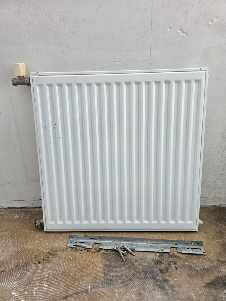 Radiator 60x60 cm – compleet met beugels, Doe-het-zelf en Verbouw, Verwarming en Radiatoren, Ophalen, 60 tot 150 cm, Radiator