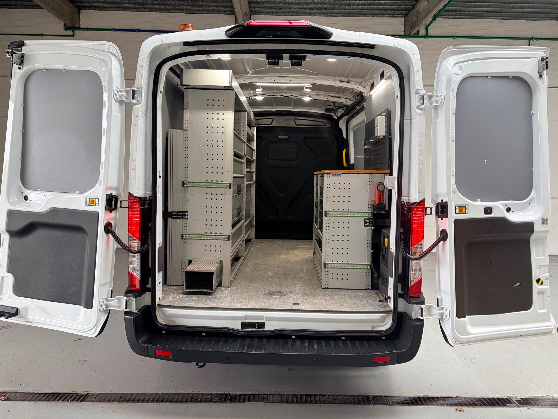 Ford E-Transit SERVICEWAGEN ELEKTRISCH AUTOMAAT 350 L2H2 Tre, Automaat, Dealer onderhouden, Gebruikt, Met garantie (alle)