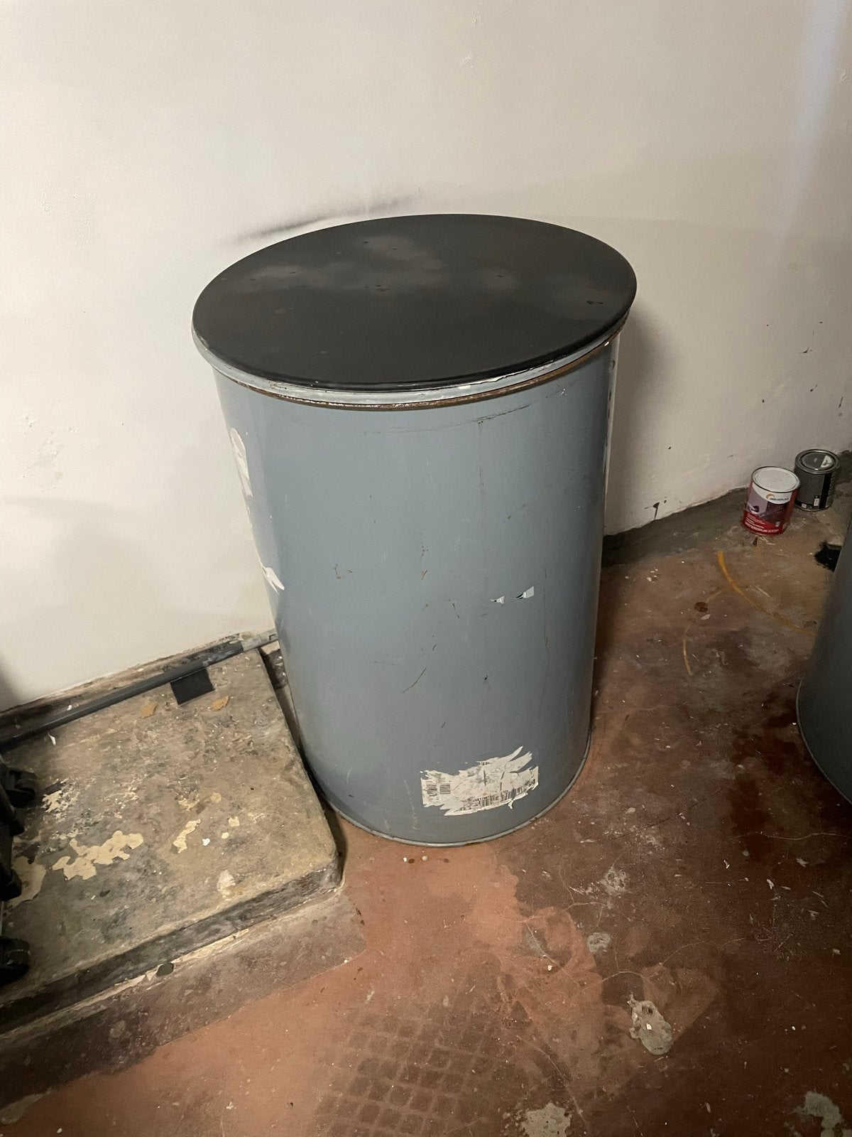 2 Grote Staande Tafels / Olievaten (200 liter), Gebruikt, Rond, 50 tot 100 cm, Ophalen of Verzenden