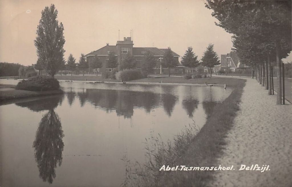 JQ559 Fotokaart Delfzijl Abel Tasmanschool ca 1930, Verzamelen, Ophalen of Verzenden, 1920 tot 1940, Gelopen, Groningen