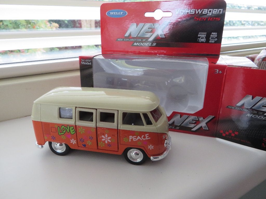 Welly Volkswagen Transporter T1 spijltje Oranje LOVE &PEACE, Ophalen of Verzenden, Nieuw, Auto, Overige merken