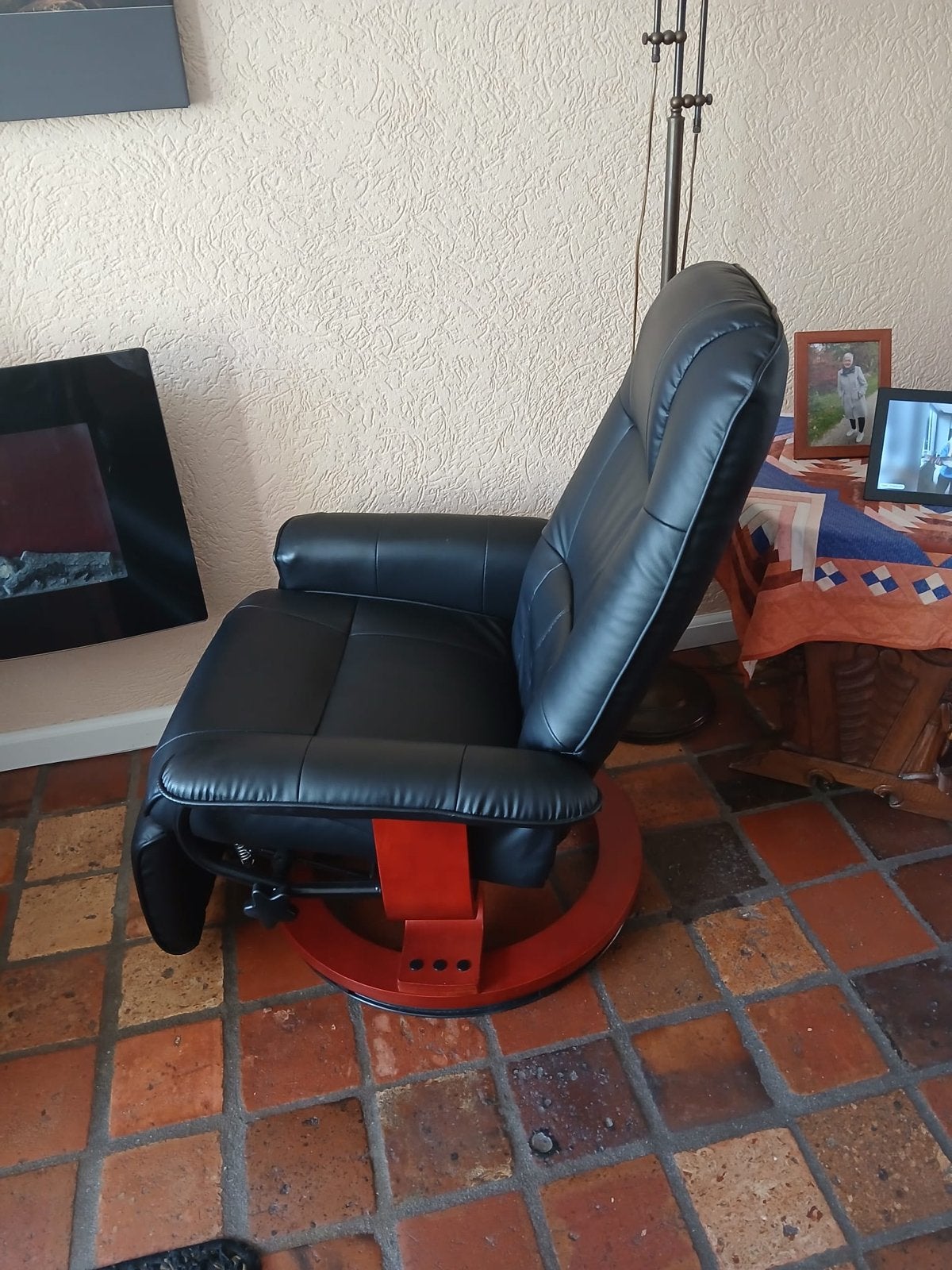 Zwarte kunstleren relaxfauteuil met mahonie draaivoet, Huis en Inrichting, Ophalen, Zo goed als nieuw, Leer, 75 tot 100 cm