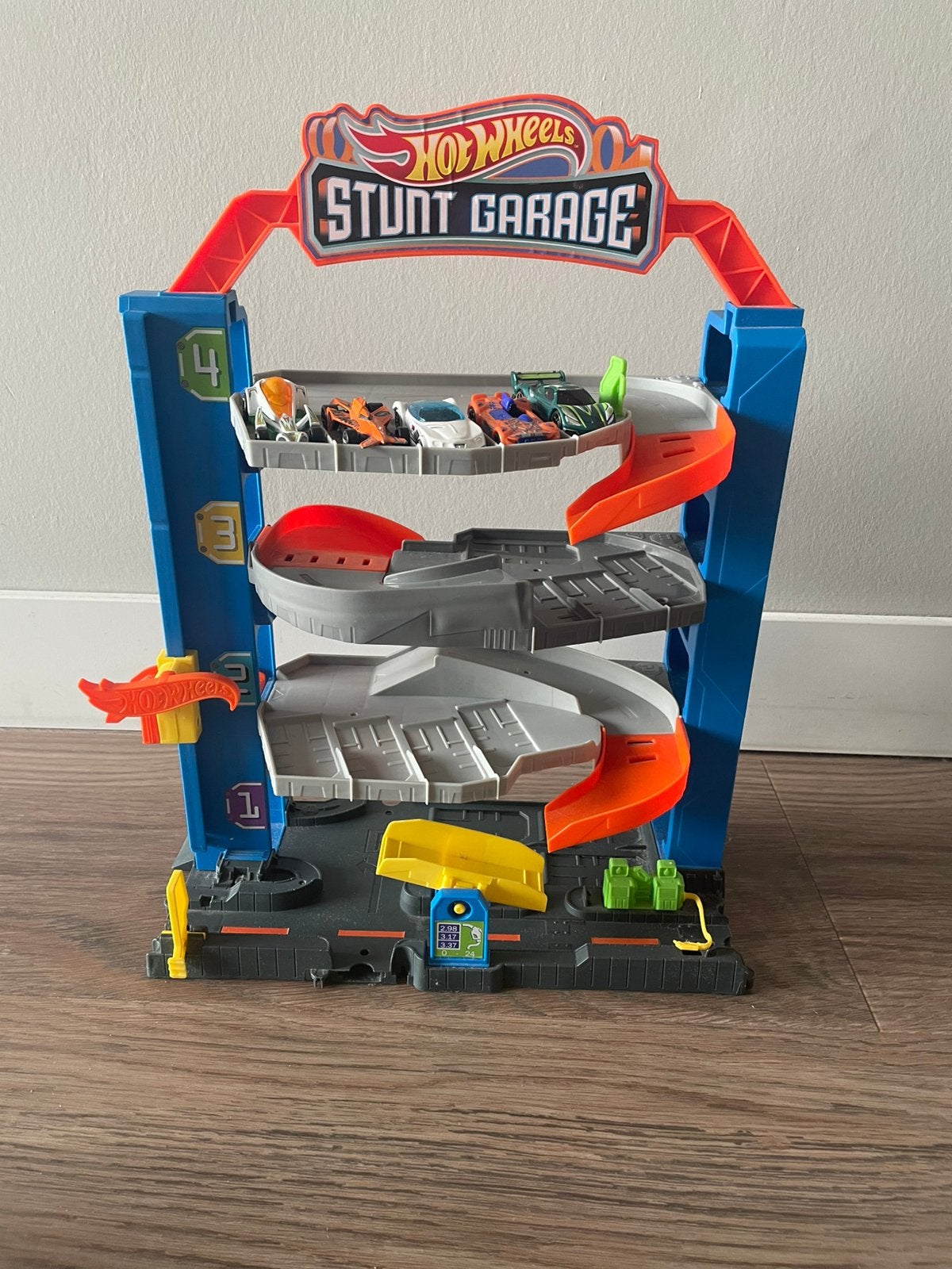 Hot Wheels stunt garage en oplegger en vijf autootjes, Ophalen, Zo goed als nieuw, Handmatig, Hot Wheels