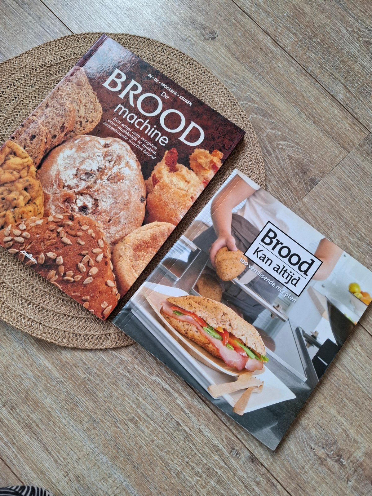 2x Brood receptenboeken: Broodmachine & Brood kan altijd, Ophalen of Verzenden, Zo goed als nieuw, Hoofdgerechten