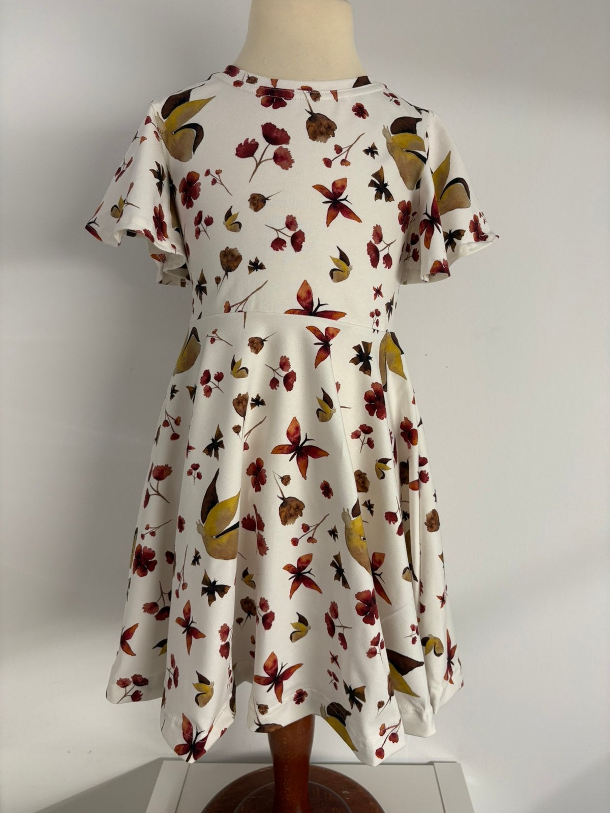 Jurkje met cirkelrok ecru vlinders bloemen maat 116, Kinderen en Baby's, Kinderkleding | Maat 116, Meisje, Maaike Maakt’t, Geen
