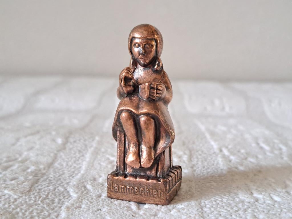Zusje Lammechien van Bartje Bartels, brons 2x2x5.5cm, Verzamelen, Beelden en Beeldjes, Ophalen of Verzenden, Gebruikt, Mens