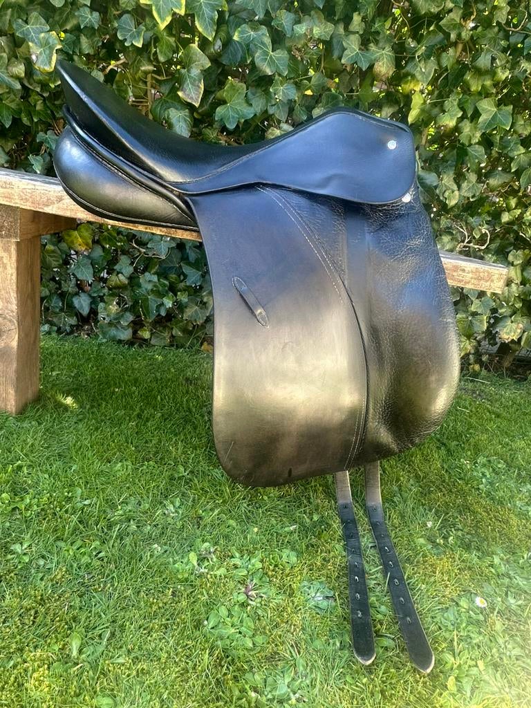 Hannover passier 17,5 inch medium-wide zadel, Dieren en Toebehoren, Paarden en Pony's | Zadels, Ophalen of Verzenden, Gebruikt