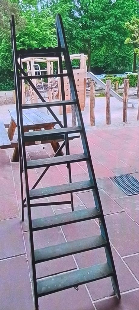Brocante Oude Schilders,Huishout TUIN trap. Van hout., Ophalen