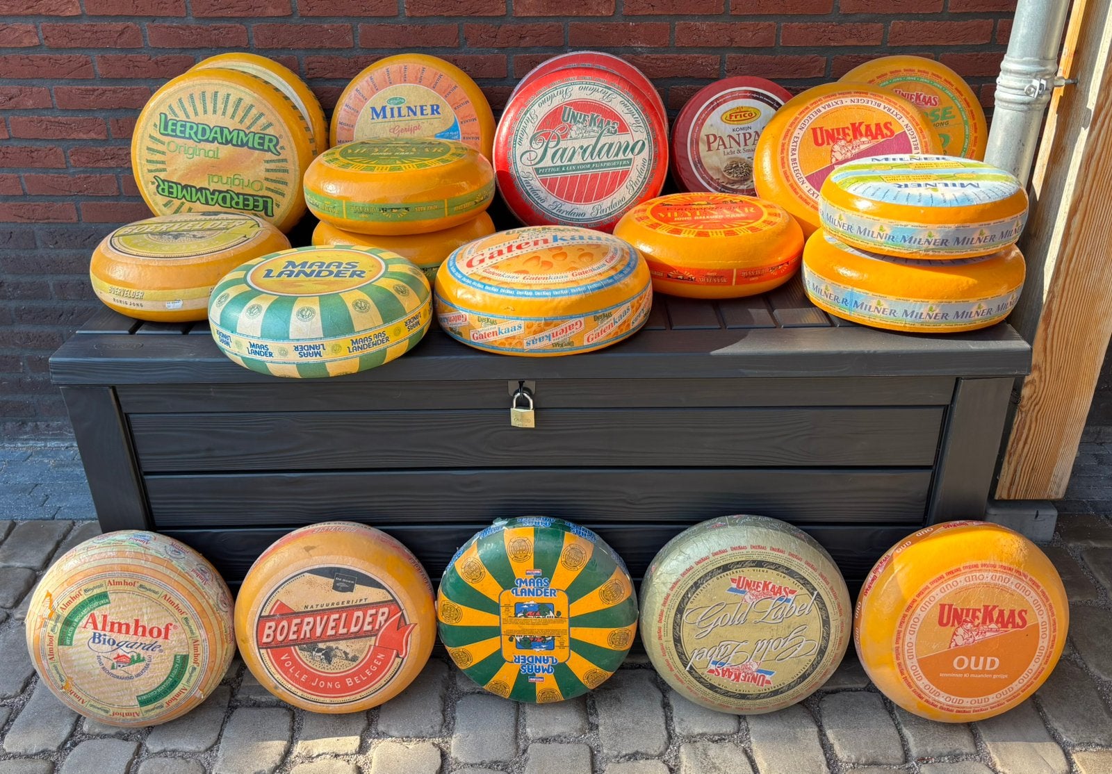 GROTE PARTIJ KAAS / DECORATIE KAZEN /KAAS DUMMY’S, Ophalen