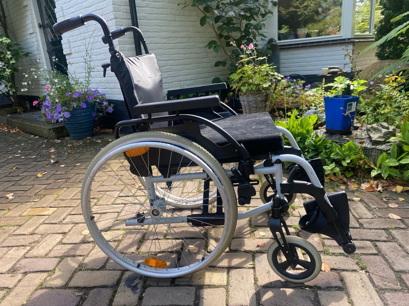 Lichtgewicht rolstoel met massieve banden, Diversen, Rolstoelen, Ophalen of Verzenden, Duwrolstoel