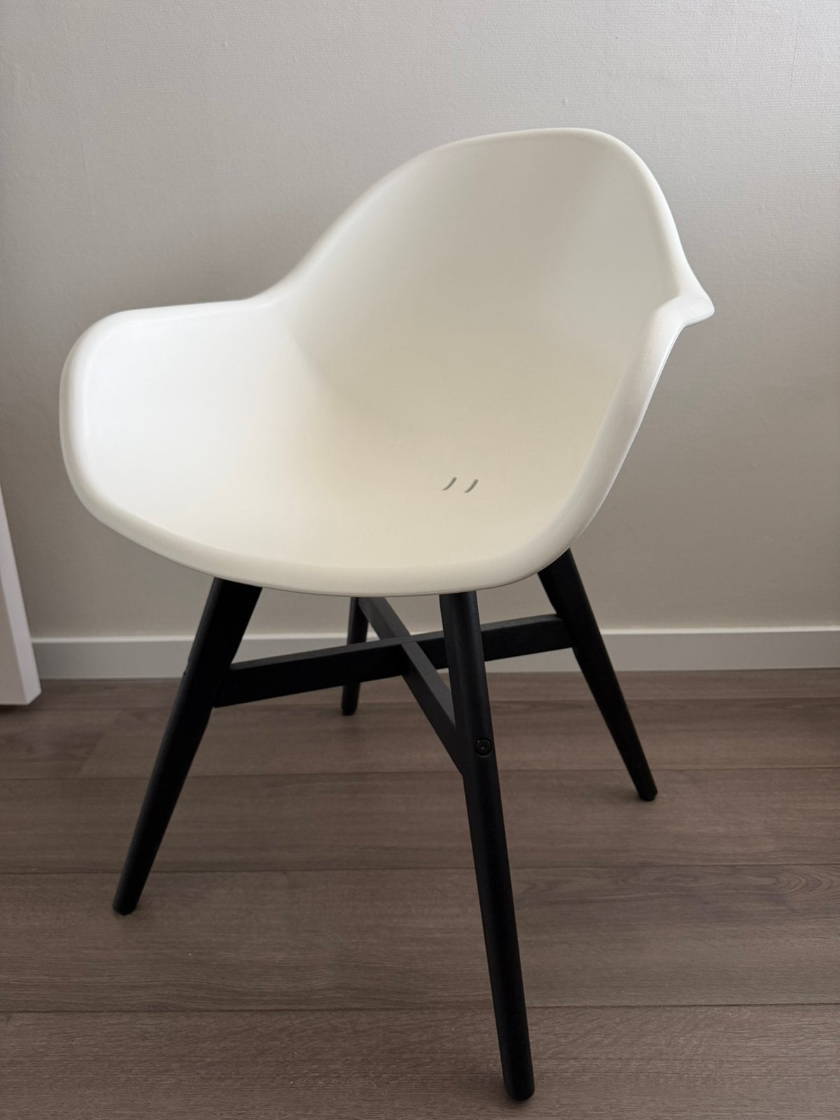 Kuipstoel IKEA - poten zelf zwart gemaakt, Huis en Inrichting, Stoelen, Ophalen, Wit, Zo goed als nieuw, Eén