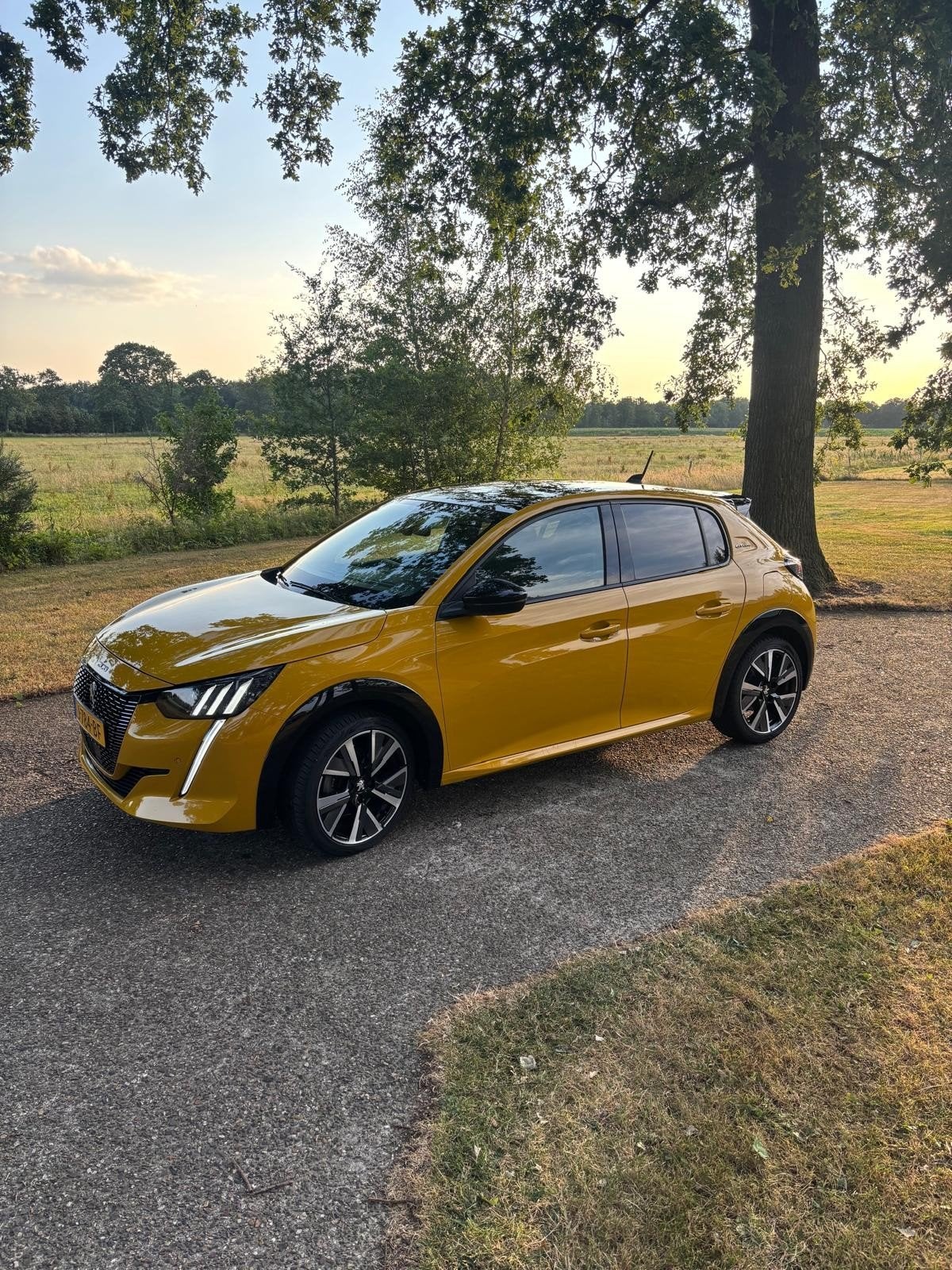 Peugeot 208 1.2  130pk GT augustus 2020 Geel, 1199 cc, 1133 kg, 49 €/maand, 1200 kg