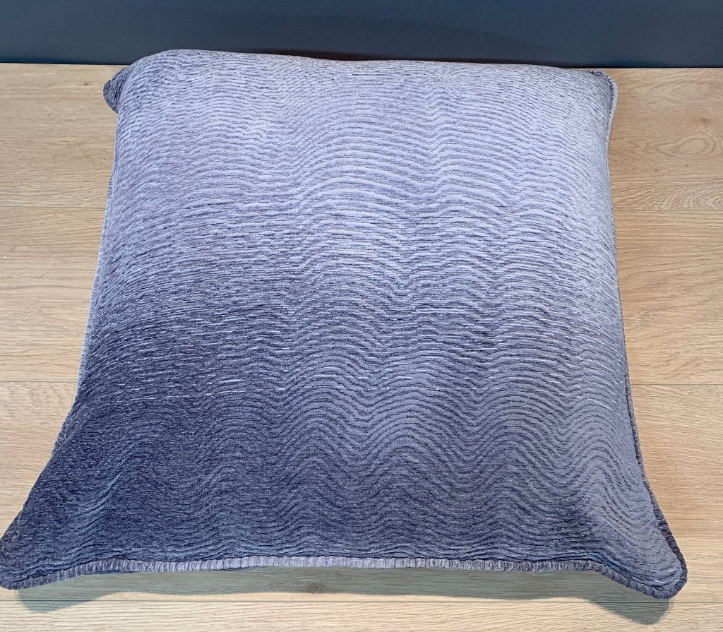 2 x Nieuw van Macazz design kussens twv € 149,00 per stuk