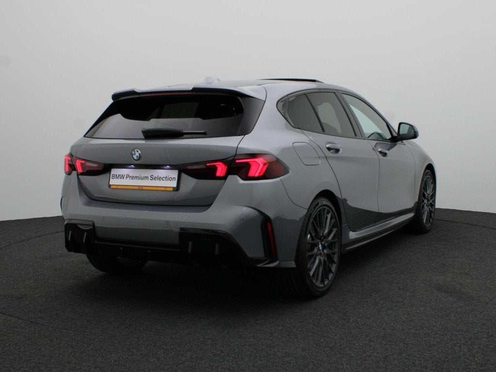 BMW 1 Serie 120 M Sportpakket Pro | Premium Pack | Comfort A, Auto's, BMW, Stof, Met garantie (alle), Bedrijf, 19 km/l