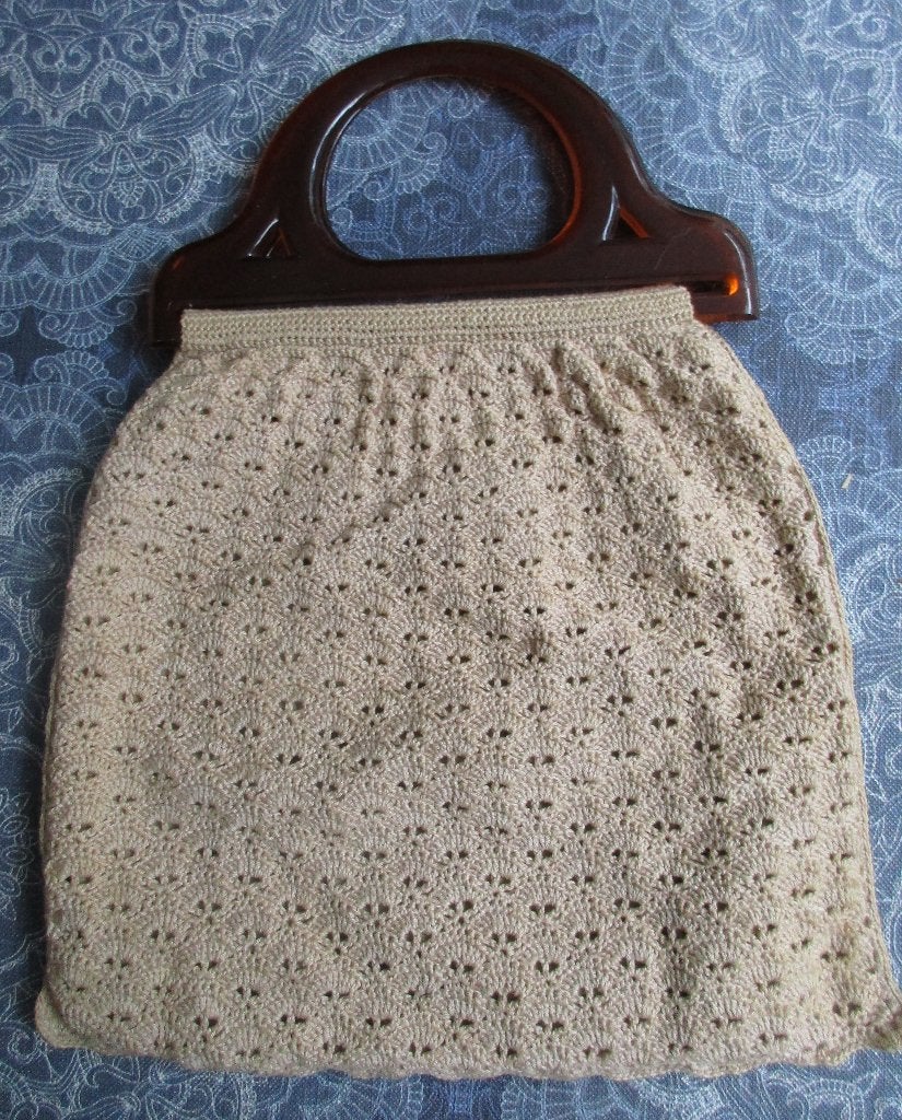 een beige gehaakte handtas met beugel. Beugeltas., Antiek en Kunst, Ophalen of Verzenden