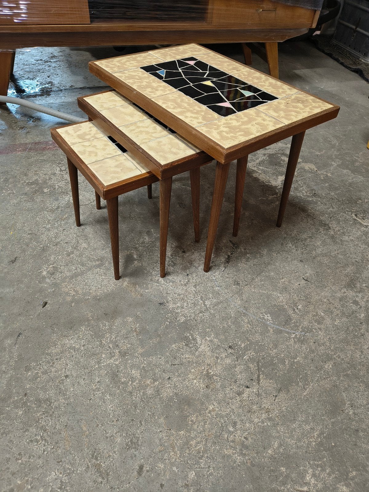 Mimi set 3 bijzettafeltjes met ingelegd met tegels, Antiek en Kunst, Ophalen