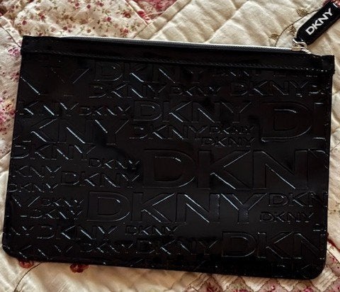 DKNY zwart make-up envelop hoog glanzend 23x16.5cm - nieuw, Ophalen of Verzenden, Nieuw, Zwart, Ogen