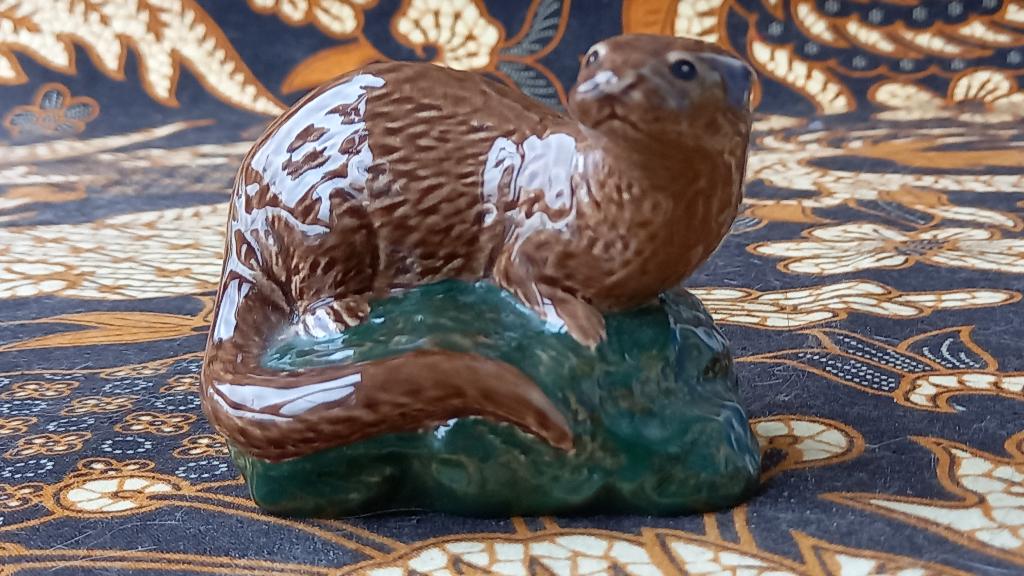 Mooie otter whisky decanter van Beswick uit Engeland 7,5 cm.