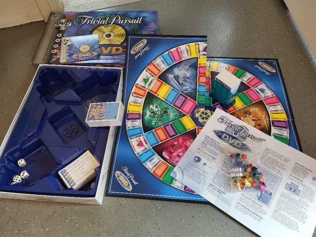 Trivial Pursuit DVD Editie - Het interactieve bordspel, Hobby en Vrije tijd, Drie of vier spelers, Ophalen of Verzenden, Zo goed als nieuw