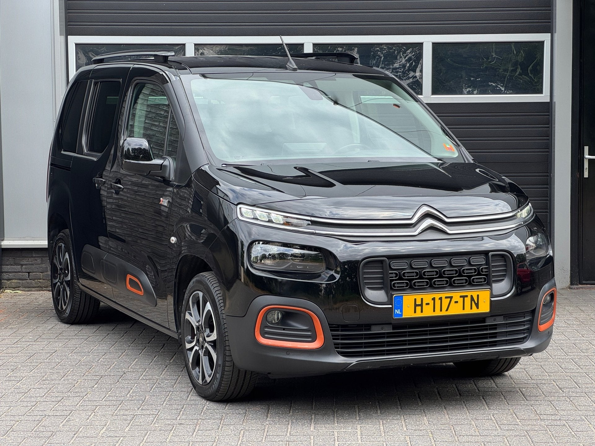Citroen Berlingo 1.2 PureTech Shine Automaat, Navi, 360 Came, Auto's, Gebruikt, Euro 6, 1199 cc, Zwart