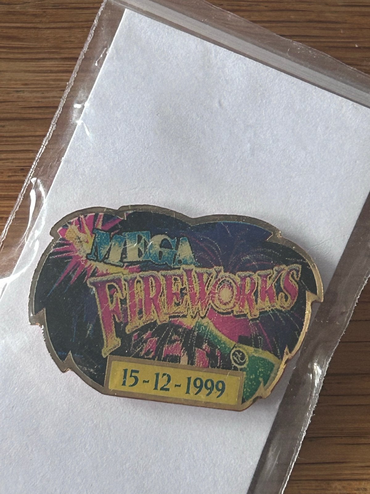 Mega Fireworks Speldje 15-12-1999, Verzamelen, Ophalen of Verzenden, Zo goed als nieuw, Overige onderwerpen, Speldje of Pin