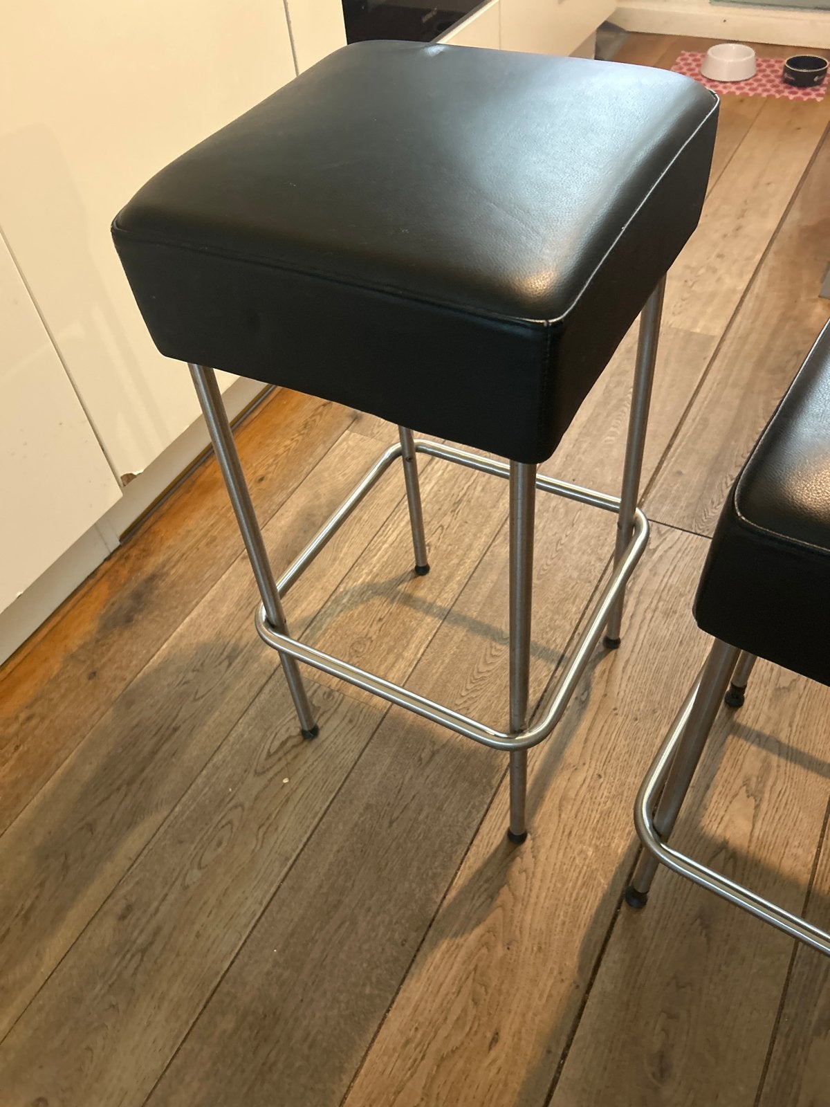 2 vintage Ikea zwarte barkrukken met metalen onderstel, Ophalen, Gebruikt, Met voetsteun, 60 tot 90 cm