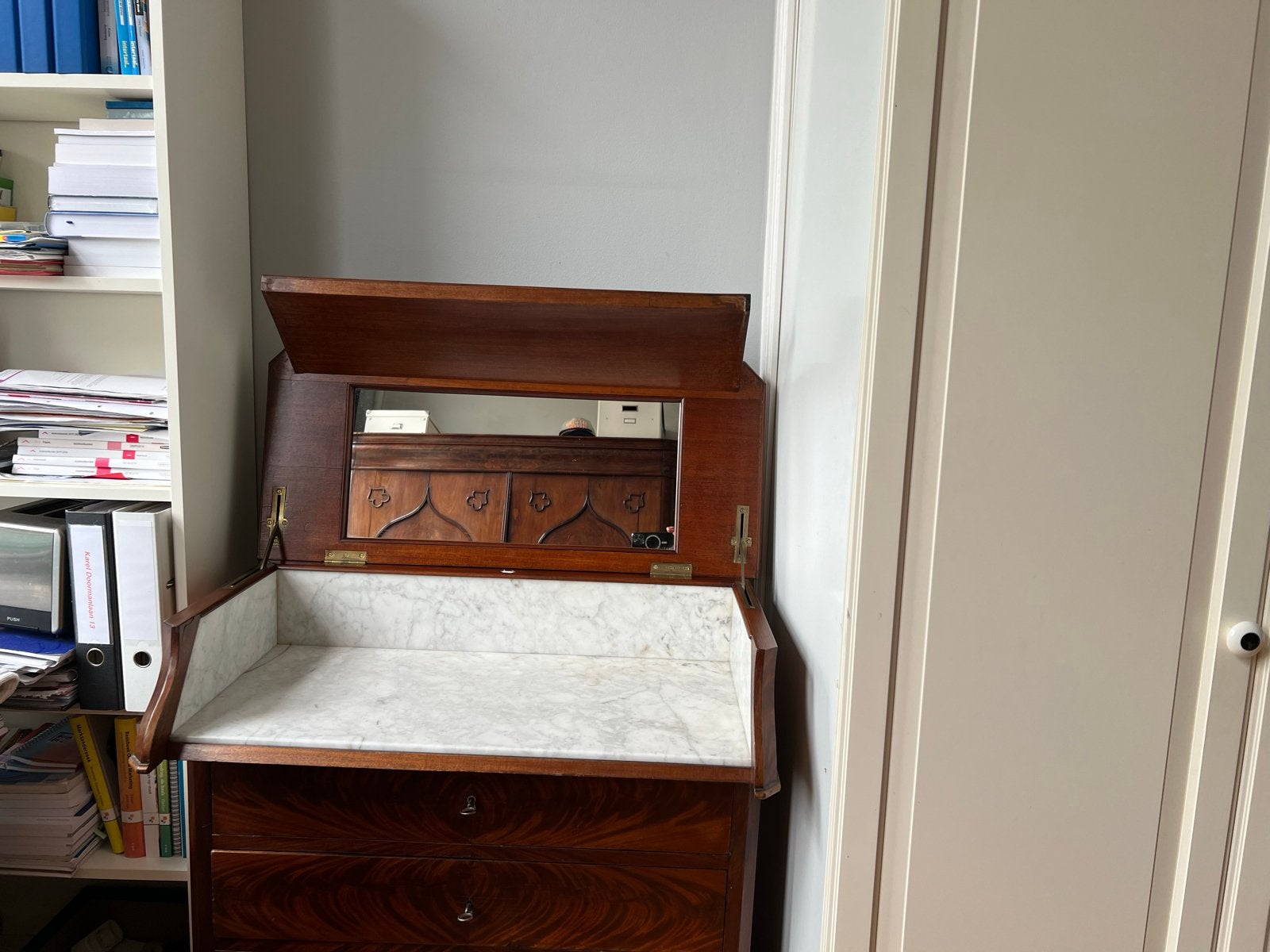 Antiek mahoniehouten secretaire met marmeren blad, Antiek en Kunst, Ophalen