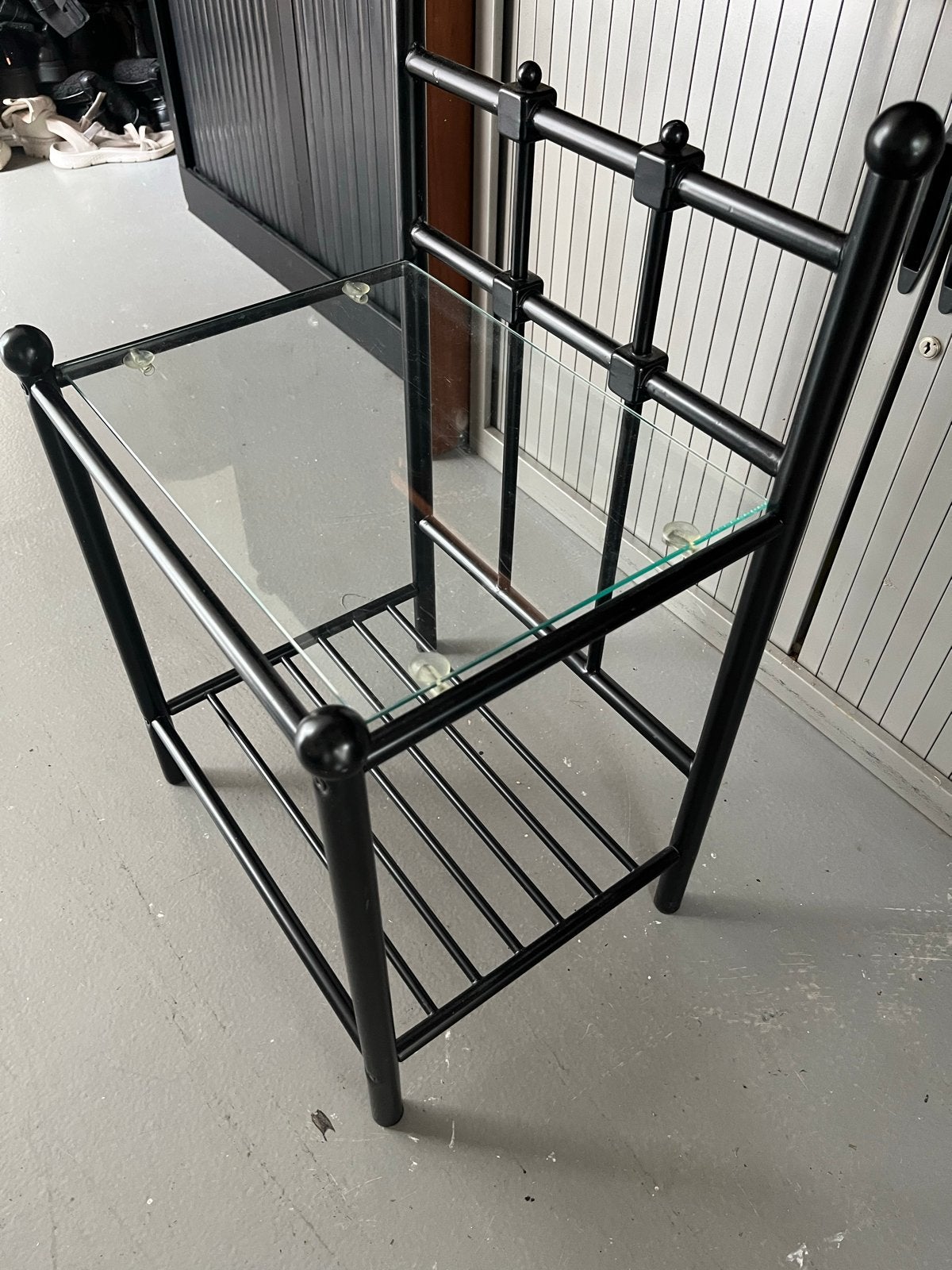 Zwart metalen bijzettafel met glazen blad, Huis en Inrichting, Ophalen, Minder dan 55 cm, Gebruikt, Metaal of Aluminium