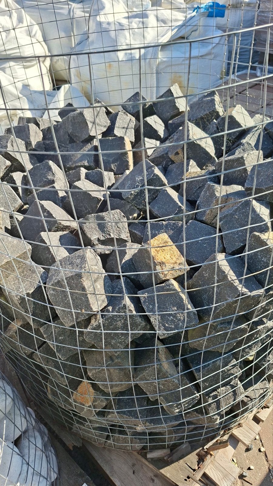 Basalt keitjes 10x10 en Morene keien 10-20cm in korf, Tuin en Terras, Grind, Keien en Split, Ophalen of Verzenden, Nieuw, Antraciet