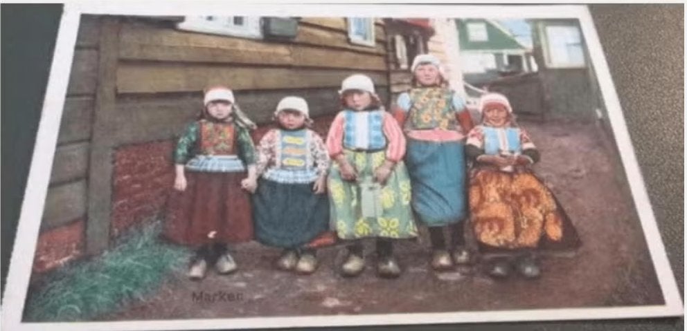 Marken - Klederdracht - Vijf meisjes voor het huis, Verzenden, 1940 tot 1960, Ongelopen, Noord-Holland