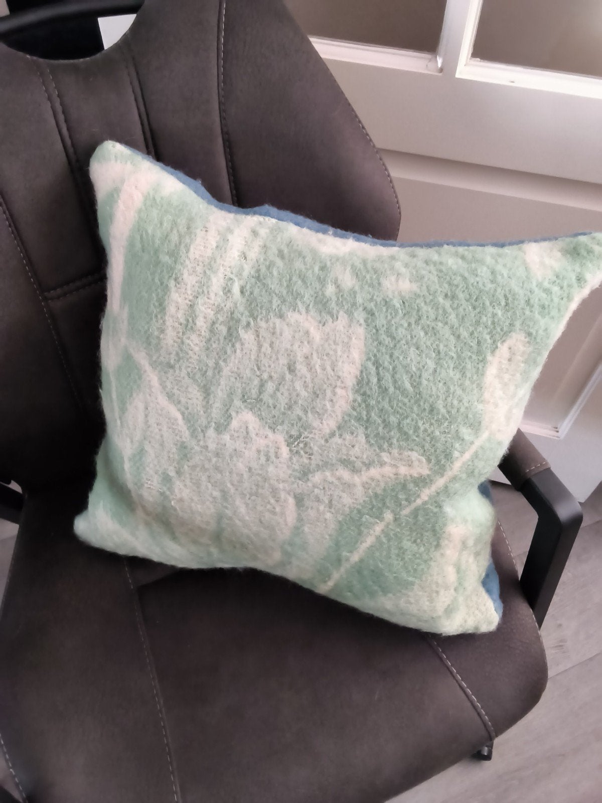 Decoratieve kussen: blauw en groen met bloemen, Huis en Inrichting, Woonaccessoires | Kussens, Overige merken, Gebruikt, Vierkant