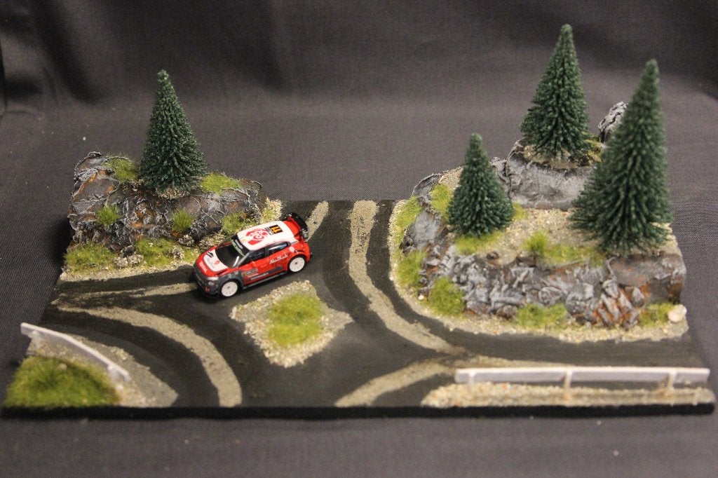 Diorama kruising in de bergen 1:64 (1:43), Hobby en Vrije tijd, Modelbouw | Figuren en Diorama's, Info@bennie-gs.nl, Bennie G's