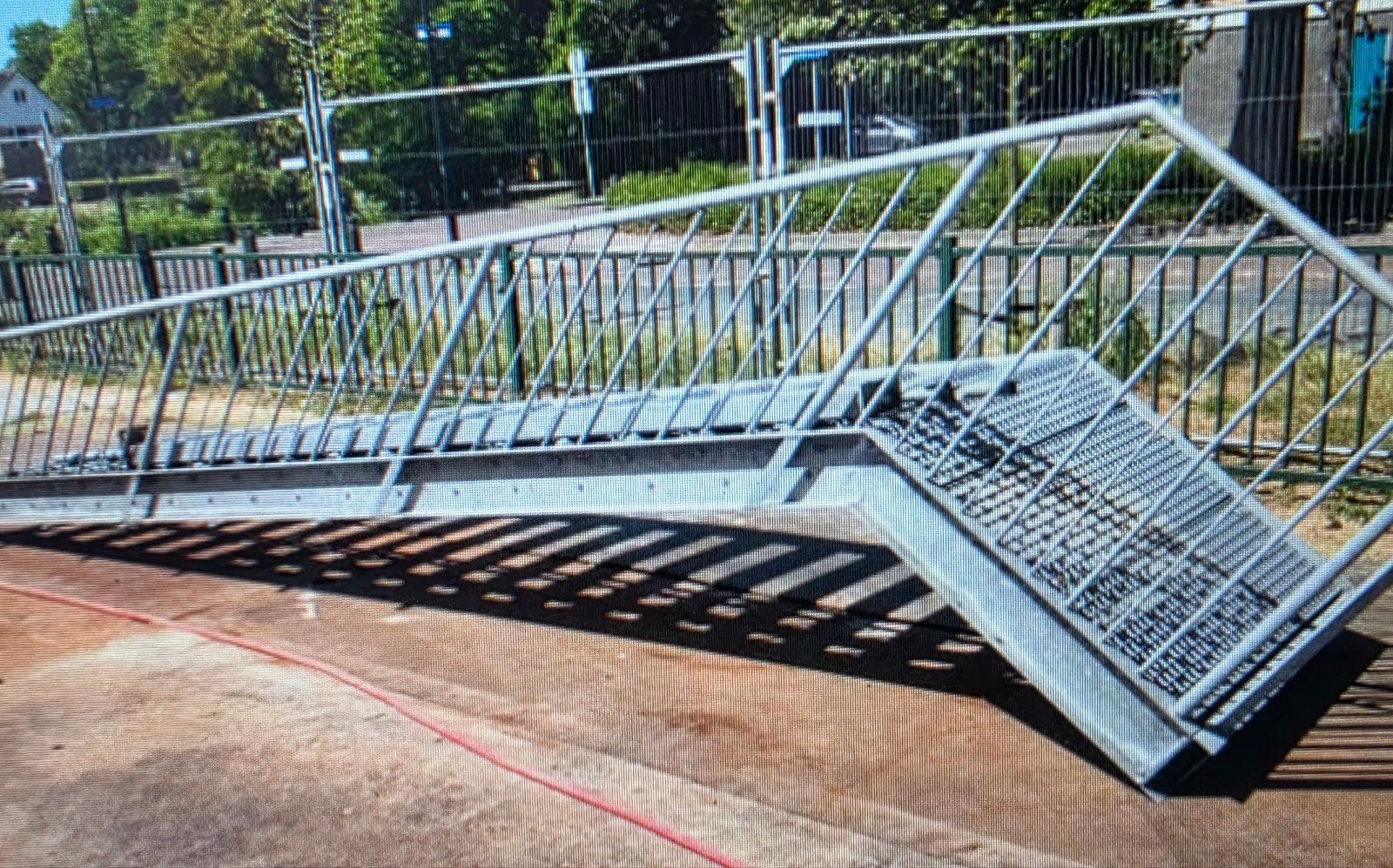 Stalen trap met bordes gegalv hoog 3,8mtr nor156, Doe-het-zelf en Verbouw, Ladders en Trappen, Ophalen, 2 tot 4 meter